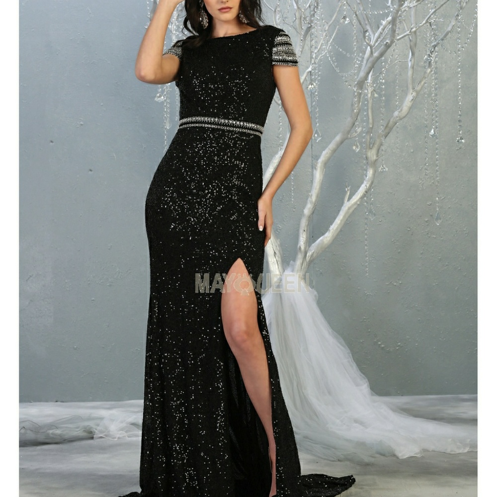 Sequined and beaded formal gown - Picture 4 of 8